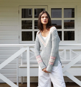 12 Cricket Sweater en Debbie Bliss Cotton Denim Dk